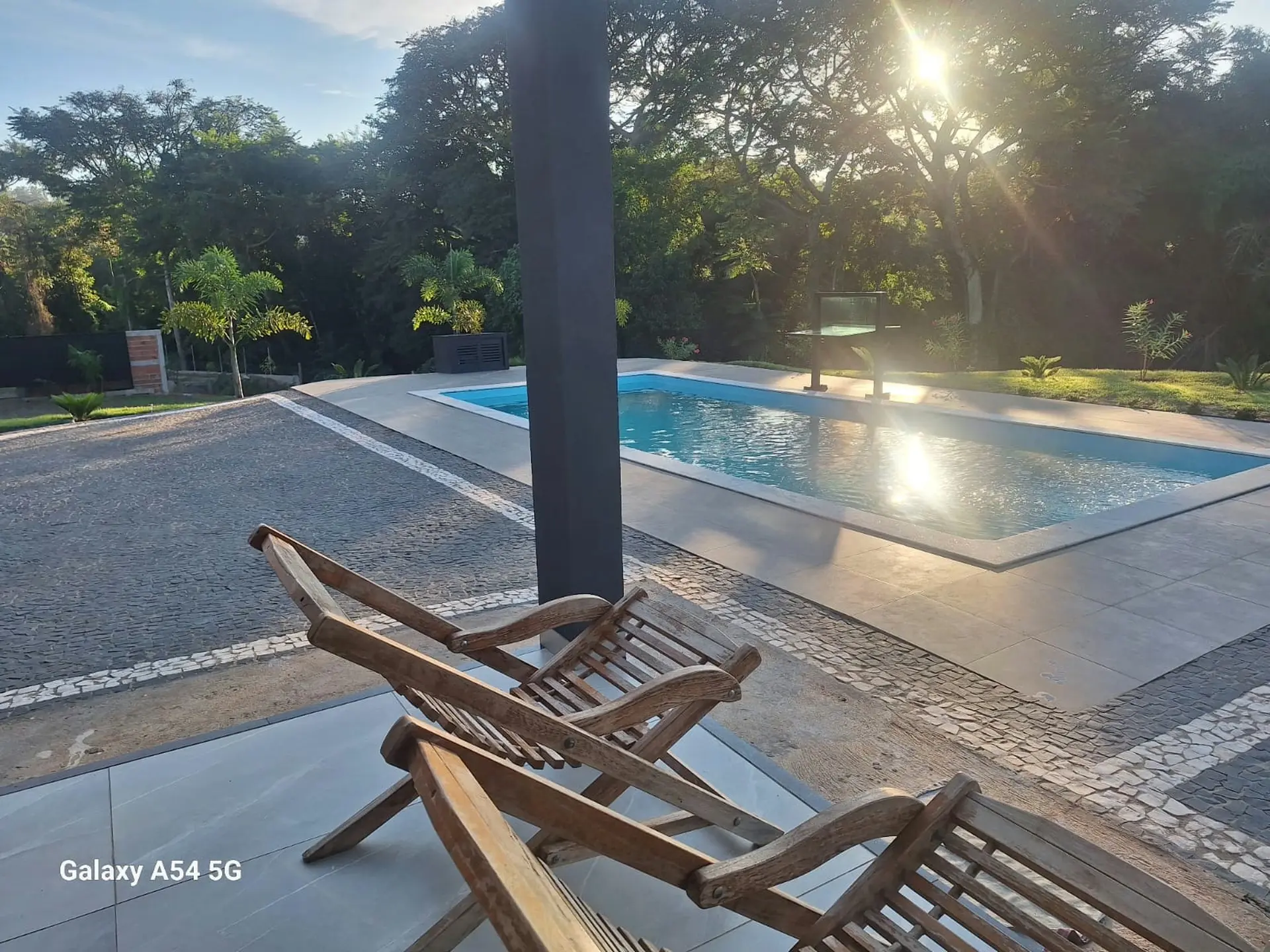Piscina privativa e espreguiçadeiras de madeira